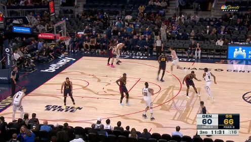 瑞典后卫成功解围，帮助球队紧咬比分