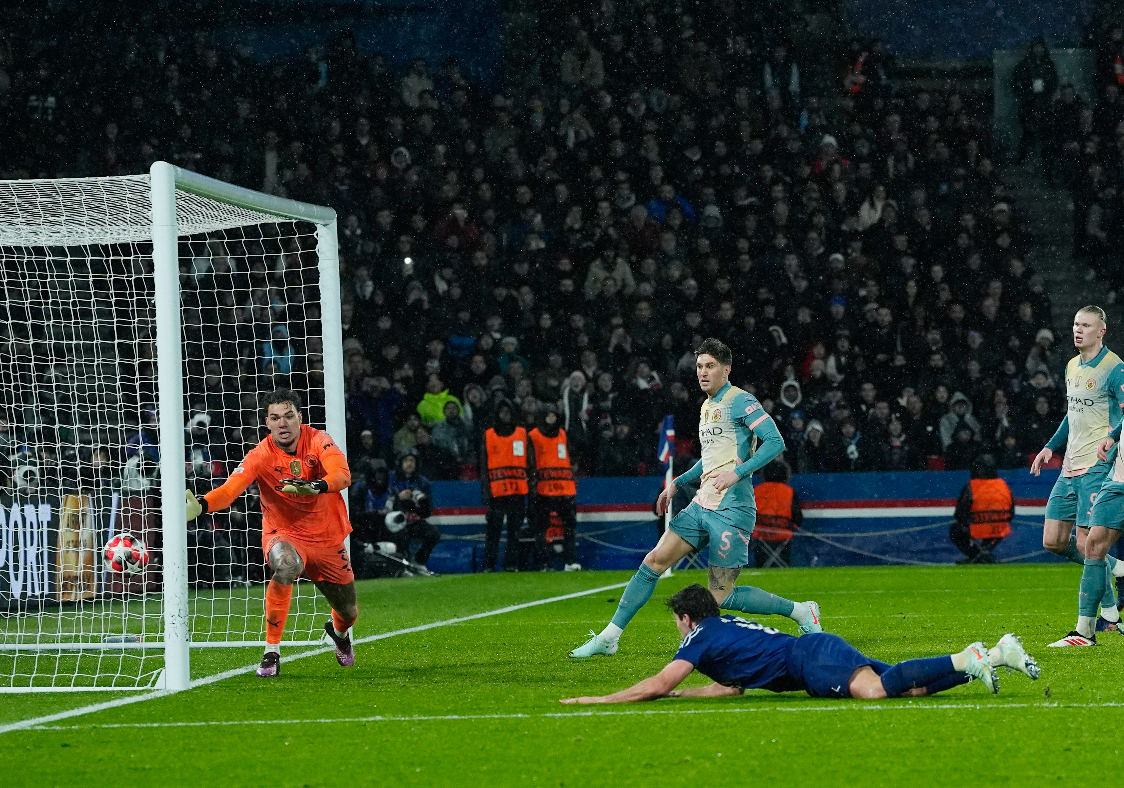 热门球队在欧冠中表现抢眼，赢得胜利